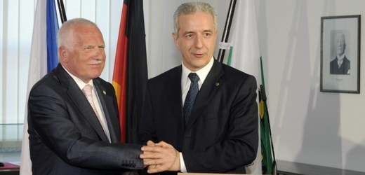 Stanislaw Tillich a Václav Klaus vystoupili na tiskové konferenci v Drážďanech.