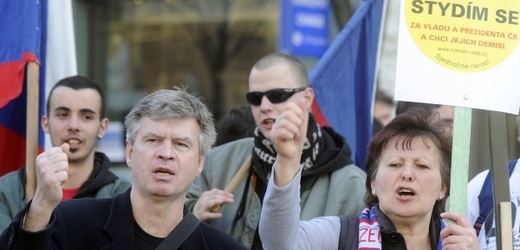 Několik set lidí v pondělní navečer v Praze na Klárově protestovalo proti vládě.