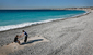 Ve Francii už ožívají pláže, na které lidi přilákalo teplé počasí. Na snímku ranní cvičení na pláži v Nice 19. března. (Foto: ČTK/AP)