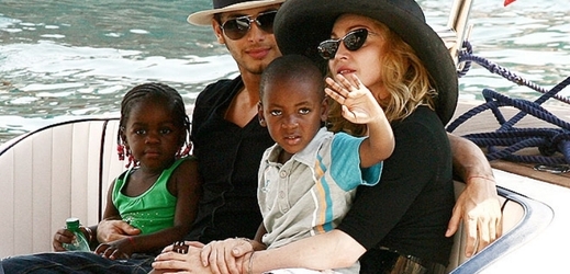 Matka dvou vlastních dětí Madonna.