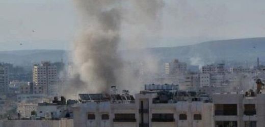Syrská armáda ráno odstřelovala z tanků a děl dvě velká předměstí Damašku.