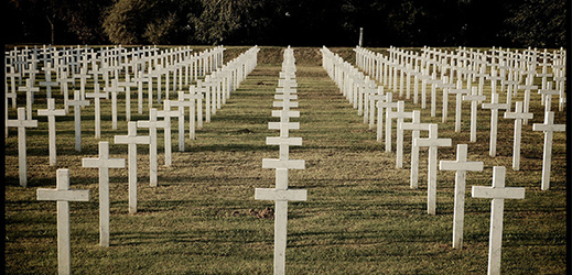 Bílé kříže upomínají na oběti války v bývalé Jugoslávii. 
