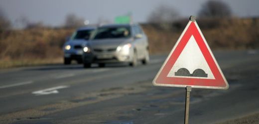 Ředitelství silnic a dálnic získala posudek z roku 2008, který za důvod špatného podloží označil strusku. Eurovia tak o potížích věděla. 