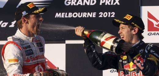 První Jenson Button (vlevo) se Sebastianem Vettelem na stupních vítězů po první letošní Velké ceně.