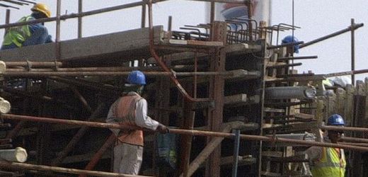 Organizace Human Rights Watch žádá stavební firmy Spojených arabských emirátů, aby zlepšily ochranu práv zahraničních dělníků.