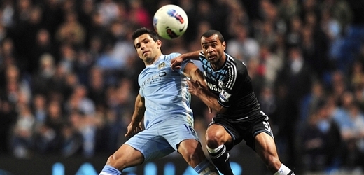 Sergio Agüero (vlevo) gólem pomohl k vítězství Manchesteru City nad Chelsea.