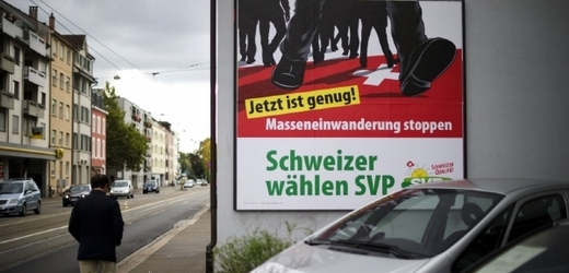 Na plakátech kampaně SVP ke shromáždění podpisů pro referendum byly černé boty pochodující přes švýcarskou vlajku a nápis "Už dost - je čas zastavit masové přistěhovalectví".
