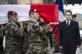 Sarkozy na pohřbu jedné z obětí útočníka z Toulouse.