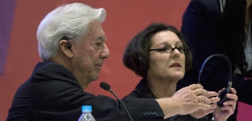 Dva držitelé Nobelovy ceny za literaturu na jednom pódiu: Mario Vargas Llosa a Herta Müllerová.
