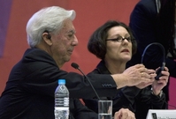Dva držitelé Nobelovy ceny za literaturu na jednom pódiu: Mario Vargas Llosa a Herta Müllerová.
