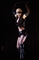 Černá maska a extravagantní obleček, i tohle je Madonna v roce 1993.
