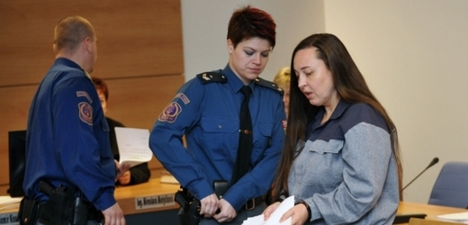 Hana Křeháčková u soudu, který ji odsoudil na šest let za mřížemi.