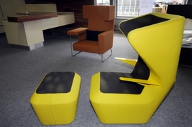Křeslo ušák Fuga (vpředu) od designéra Reného Šulce a ušák Snug Chair (vzadu) od Jiřího Pelcla.