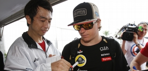Kimi Räikkönen z Lotusu se po příjezdu do Sepangu podepisuje fanouškům.