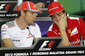 Jenson Button z McLarenu a Fernando Alonso z Ferrari (vpravo) na tiskové konferenci před Velkou cenou Malajsie.