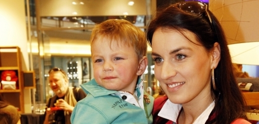 Třicetiletá Miss ČR 2005 Lucie Králová, přítelkyně bývalého hokejisty Jiřího Šlégra, přišla na akci i se svým mladším synem Richardem.