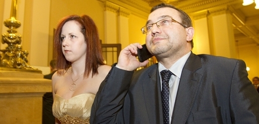 Lucie Dobešová se svým manželem.