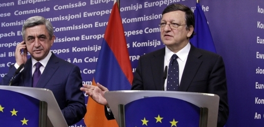 Šéf Evropské komise Jose Manuel Barroso (vpravo)