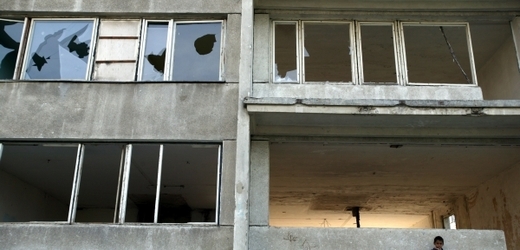 Na mosteckém sídlišti Chanov útočník vyhodil policistu z okna (ilustrační foto).