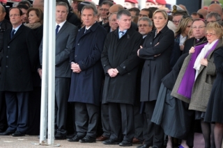 Prezidentští kandidáti na pohřbu zavražděných vojáků: zleva François Hollande, Nicolas Dupont-Aignan, François Bayrou, Marine Le Penová a Eva Jolyová. Prezident Nicolas Sarkozy byl samozřejmě vepředu, ale své rivaly neopomněl pozdravit.