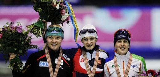 Martina Sáblíková (uprostřed) na stupních vítězů.