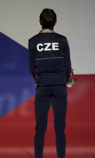 Martina Sáblíková sleduje stoupající českou vlajku.