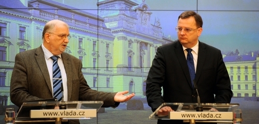 Premiér Petr Nečas a prezident Svazu průmyslu a dopravy Jaroslav Hanák (vlevo) na tiskové konferenci po mimořádném zasedání tripartity.