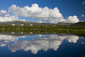 Snímek zrcadlení mraků, krajiny i domů vznikl na jednom z norských ostrovů nedaleko města Troms.