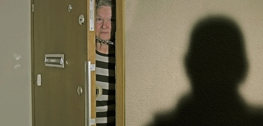 Důchodkyně, ač jindy opatrná, svého lékaře do bytu vpustila (ilustrační foto)
