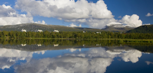 Snímek zrcadlení mraků, krajiny i domů vznikl na jednom z norských ostrovů nedaleko města Troms.
