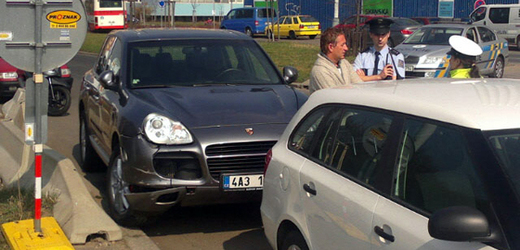 Roman Janoušek s policisty na místě nehody.