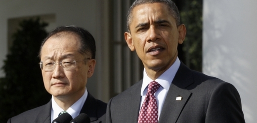 Jim Yong Kim na snímku s prezidentem Obamou.