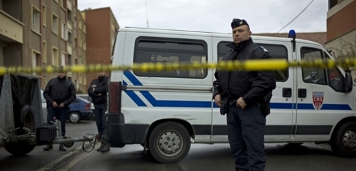 Masakr v Toulouse šokoval celou Evropu. Snímek je ze středečního obléhání bytu, ve kterém se útočník Mohammed Merah zabarikádoval.
