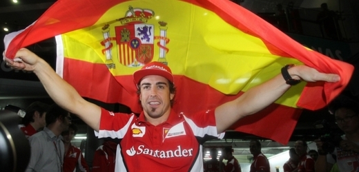 Vítězný Fernando Alonso při oslavách triumfu.
