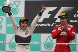 Skvělé druhé místo patřičně slavil i Sergio Pérez (vlevo).