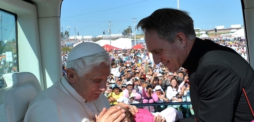 Během své cesty požehnal papež malému dítěti.