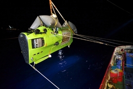 Ponorka Deepsea Challenger je vypouštěna do vod Tichého oceánu.