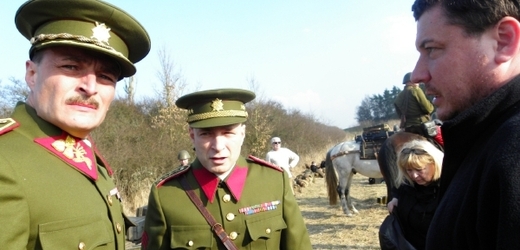 Daniel Landa stojí mezi režisérem Robertem Sedláčkem (vpravo) a hercem Karlem Dobrým na natáčení filmu Den po Mnichovu. Ten je součástí cyklu ČT České století.