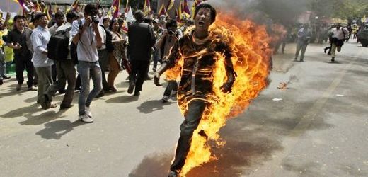 Mladý Tibeťan se zapálil v Dillí během protestu proti návštěvě čínského prezidenta.