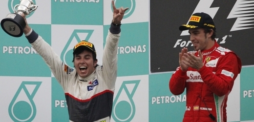 Sergio Pérez se raduje z druhého místa ve Velké ceně Malajsie. Tleská mu vítěz Fernando Alonso, už brzy možná týmový kolega.