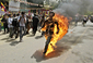 Tibetský mnich se v Novém Dillí zapálil na protest proti návštěvě čínského prezidenta Chu Ťin-tchaa. (Foto: ČTK/AP)