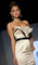 Modelka v luxusních večerních šatech návrháře Nicolase Felizoly na přehlídce v rámci týdne módy v Miami Beach na Floridě. (Foto: profimedia.cz)