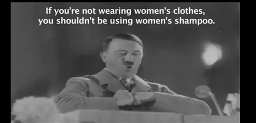 "Když nenosíš dámské šaty, neměl bys používat ani dámský šampon," říká Adolf Hitler v kontroverzní turecké reklamě.