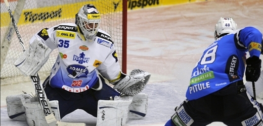 Brankář Komety Jiří Trvaj spolehlivým výkonem přispěl k výhře svého týmu na ledě Plzně.