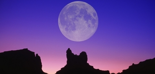 Setkání Měsíce s planetami lze pozorovat i pouhým okem na přesvětleném nebi (ilustrační foto).