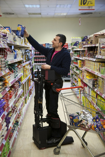 V případě nakupování potravin dosáhne postižený ve vozíku Tek stejně jako zdravý člověk do horních polic regálů.