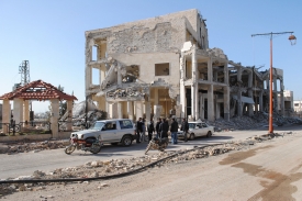 Syrský prezident odjel do bojemi zdevastovaného města Homs.