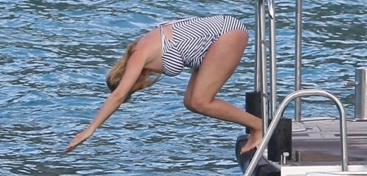 Těhotná Uma Thurmanová vesele skáče šipky do moře.