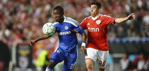 Salomon Kalou (vlevo) jedinou brankou utkání rozhodl o vítězství Chelsea na hřišti Benfiky Lisabon.