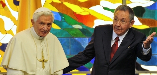 Papež se na Kubě setkal s Raúlem Castrem.